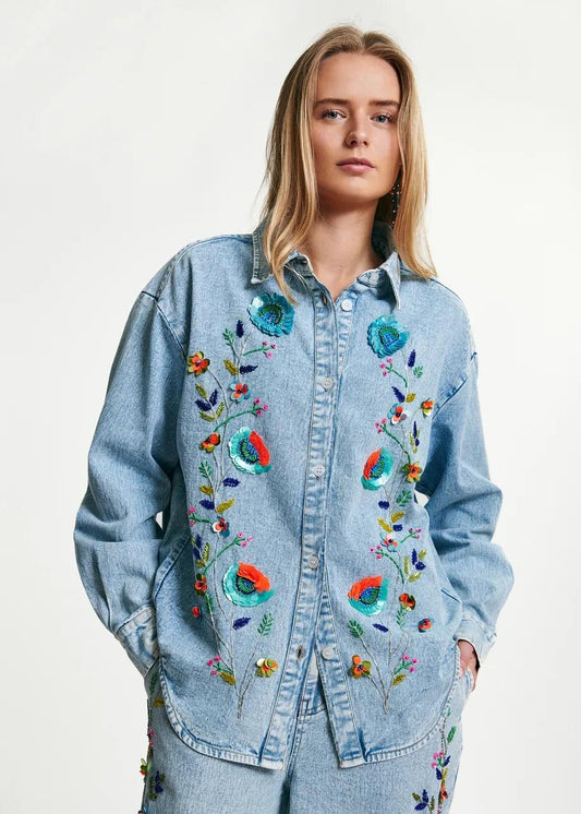 Camicia in denim blu e multicolore con applicazioni floreali di paillettes. ICKSONVILLE001 ESSENTIEL