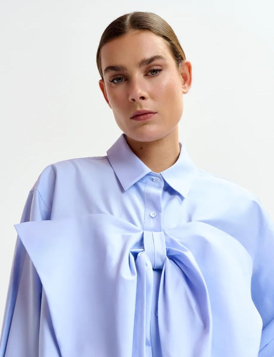 Camicia in misto cotone azzurra con fiocco IBOW022 ESSENTIEL