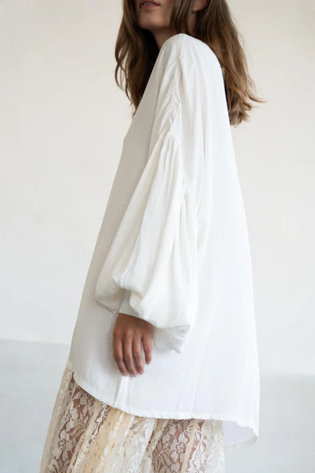 Blusa oversize dalla silhouette fluida 