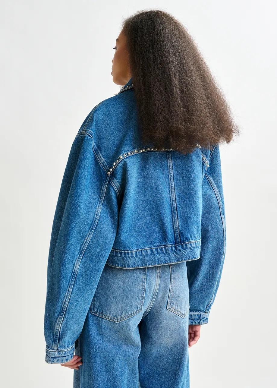 Giacca in denim corta blu con applicazioni di perle e borchie IDOLIZED001 ESSENTIEL