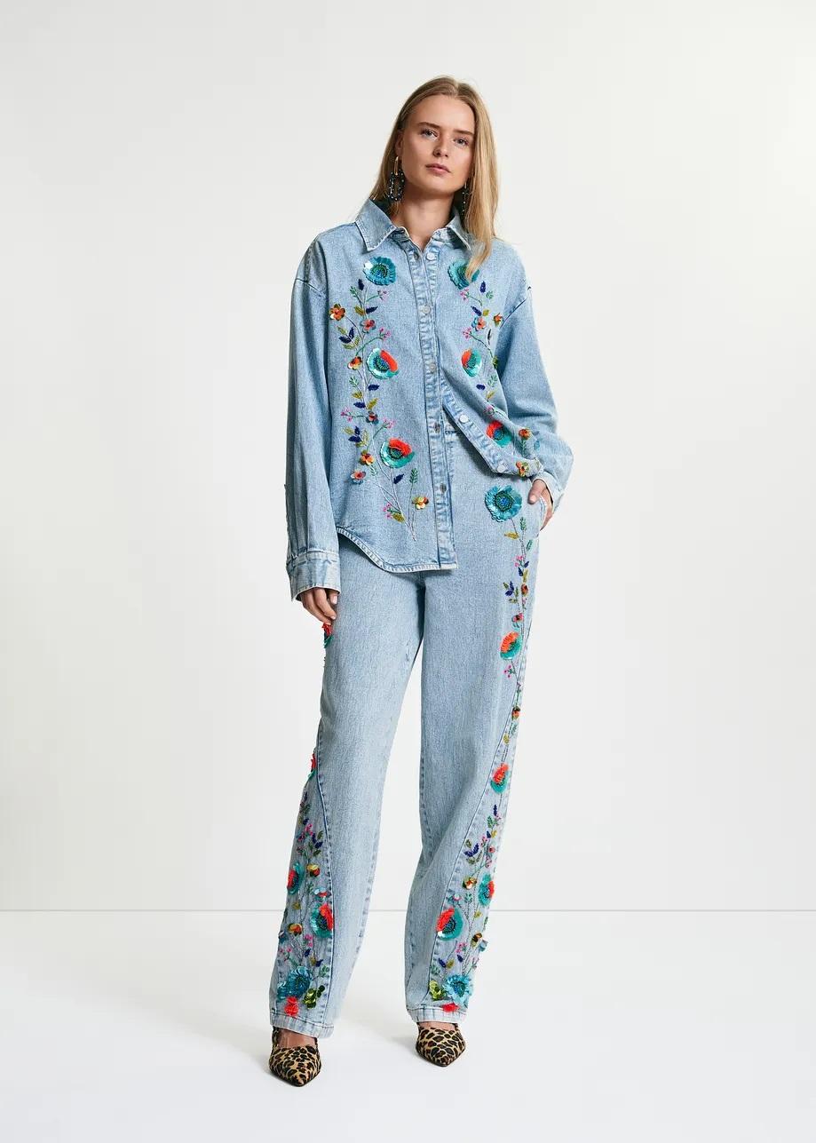 Camicia in denim blu e multicolore con applicazioni floreali di paillettes. ICKSONVILLE001 ESSENTIEL