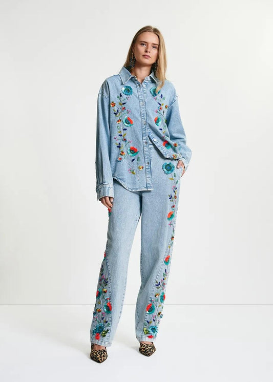 Camicia in denim blu e multicolore con applicazioni floreali di paillettes. ICKSONVILLE001 ESSENTIEL