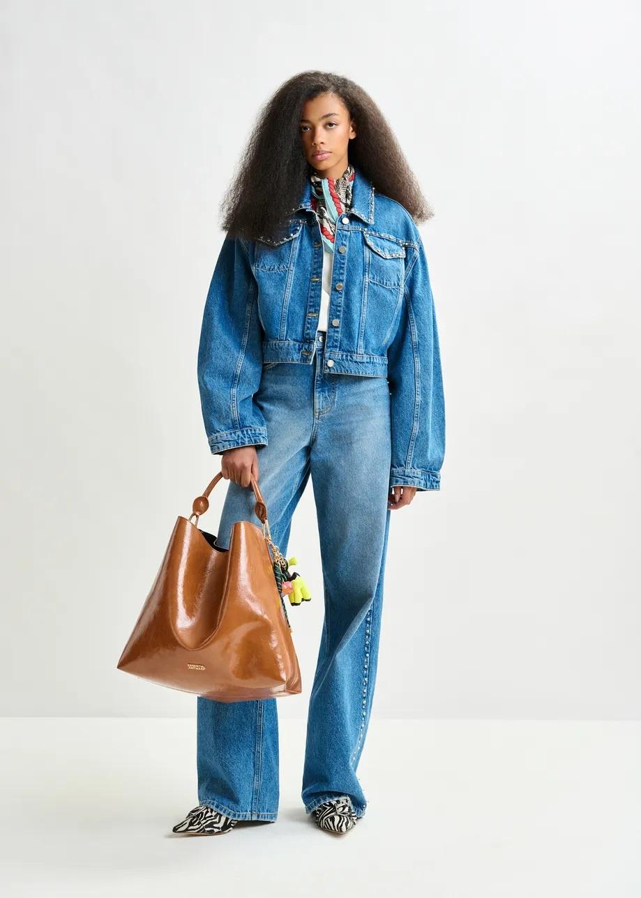 Giacca in denim corta blu con applicazioni di perle e borchie IDOLIZED001 ESSENTIEL