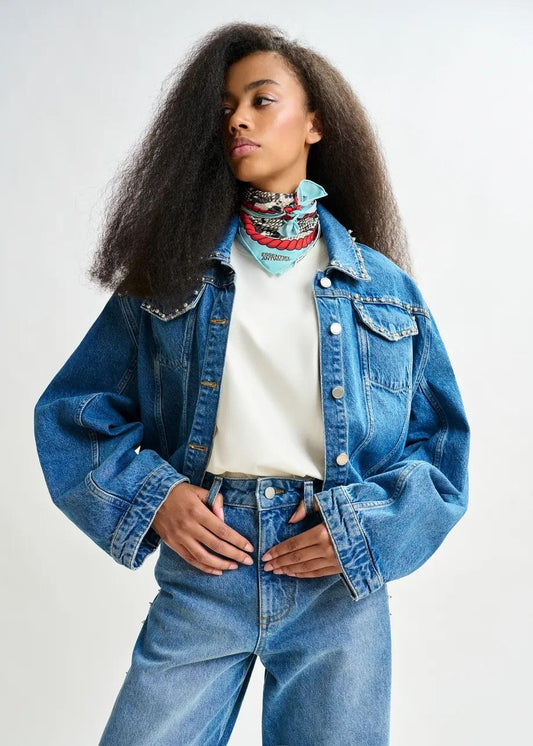 Giacca in denim corta blu con applicazioni di perle e borchie IDOLIZED001 ESSENTIEL