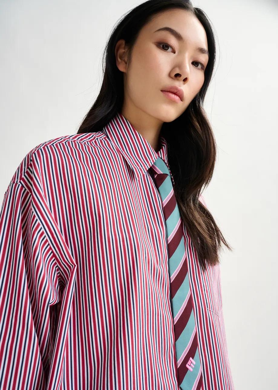 Cravatta a righe blu, bordeaux e rosa con logo "E". IGOSSIP002 ESSENTIEL