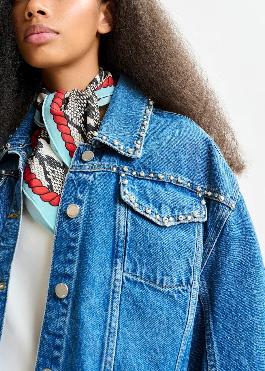 Giacca in denim corta blu con applicazioni di perle e borchie IDOLIZED001 ESSENTIEL