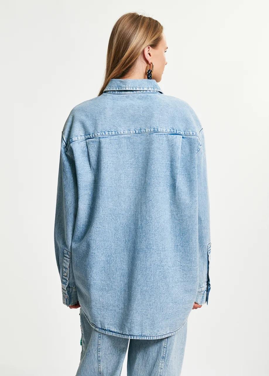 Camicia in denim blu e multicolore con applicazioni floreali di paillettes. ICKSONVILLE001 ESSENTIEL