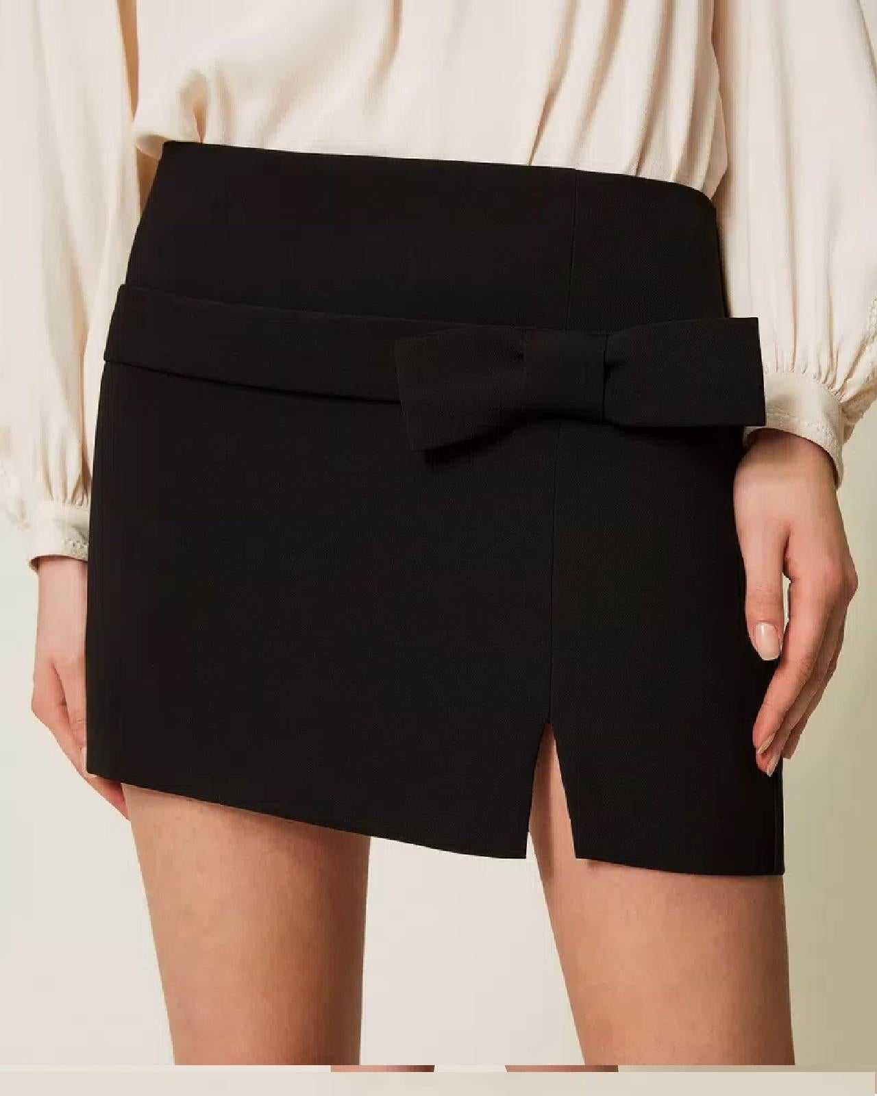 Minigonna in crêpe cady con fiocco TP2305000 TWINSET