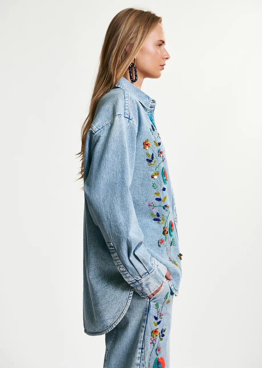 Camicia in denim blu e multicolore con applicazioni floreali di paillettes. ICKSONVILLE001 ESSENTIEL