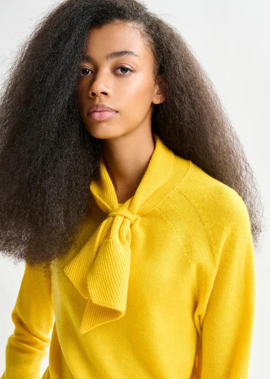 Maglione in cashmere giallo con fiocco a cravattino INVITED016 ESSENTIEL