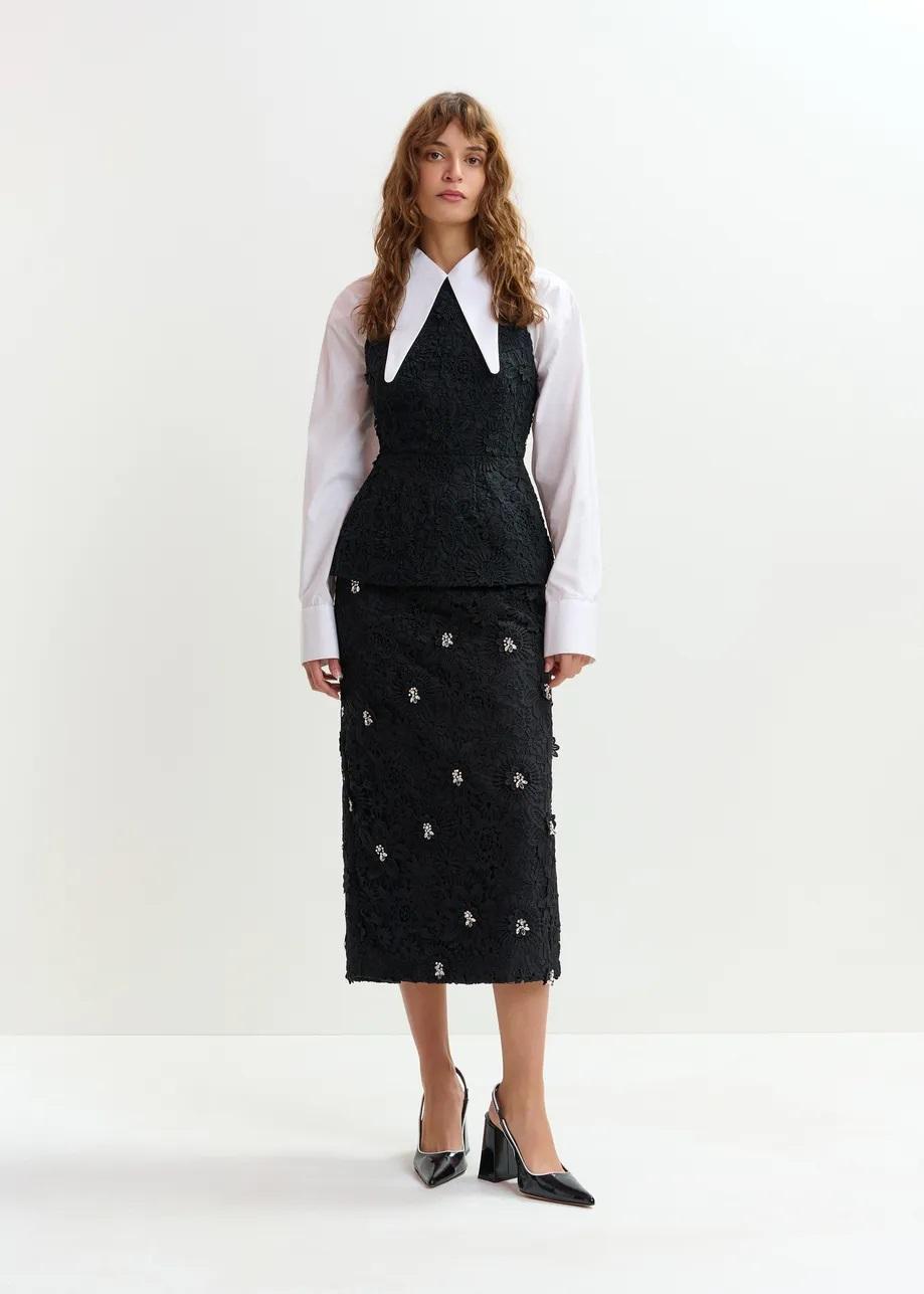 gonna a tubino in pizzo floreale nero con decorazioni in strass 
