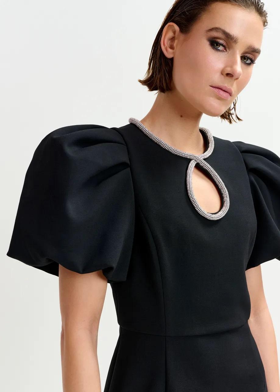 Mini abito nero con maniche a sbuffo e scollo a goccia impreziosito da strass IJINGLE000 ESSENTIEL