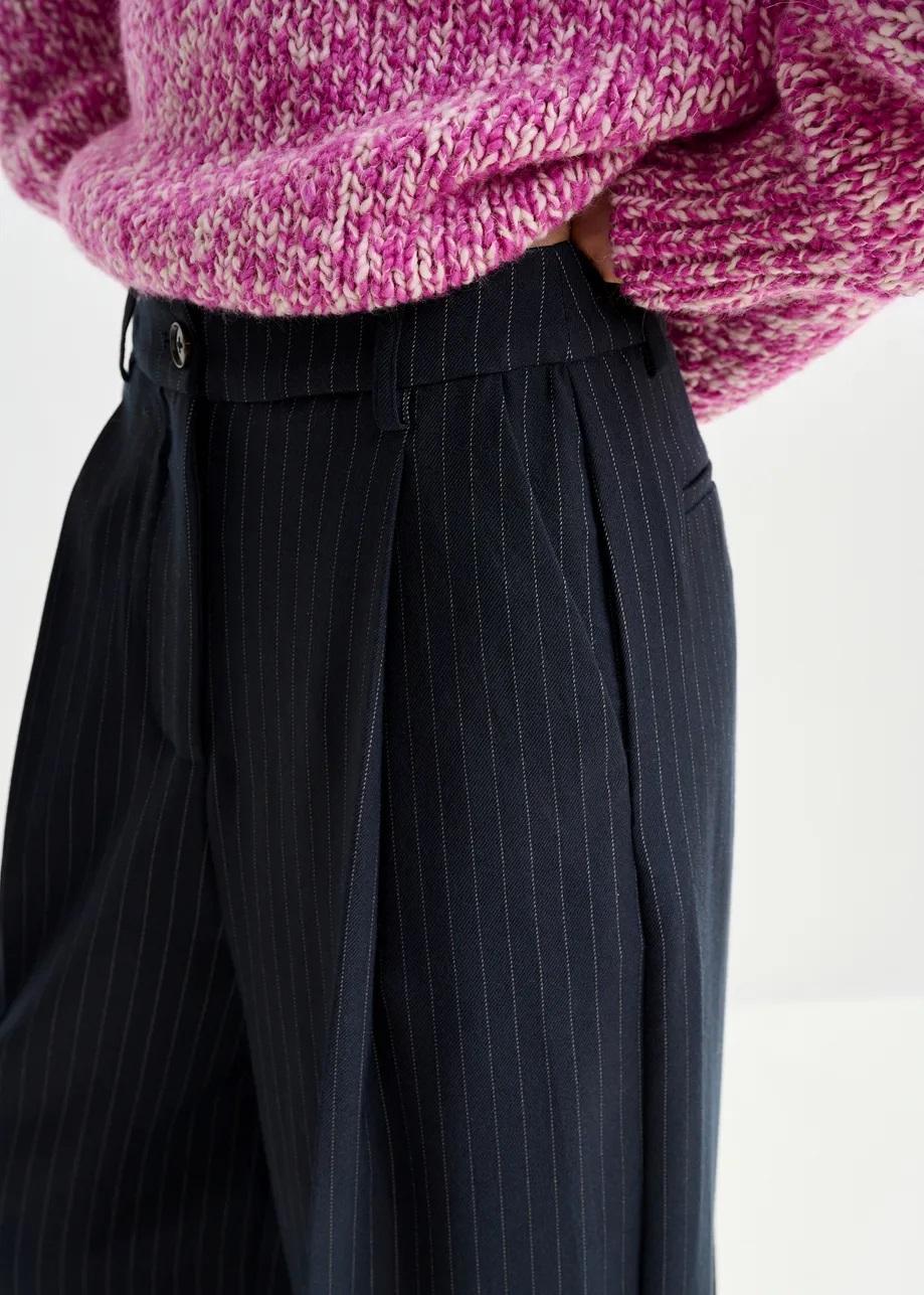 Pantaloni gessati a gamba larga blu navy e bianchi. INVEST003 ESSENTIEL