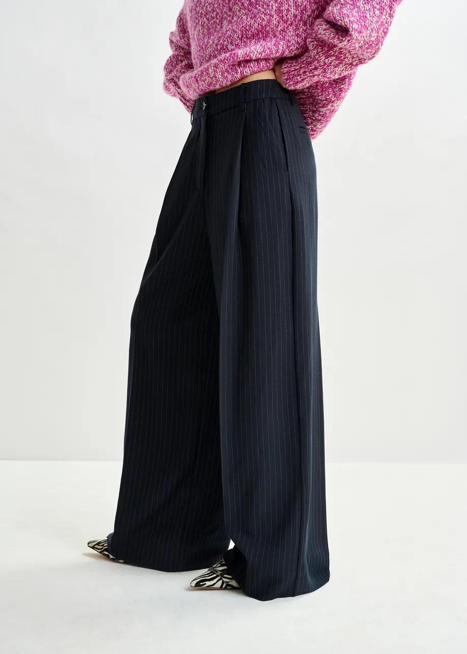 Pantaloni gessati a gamba larga blu navy e bianchi. INVEST003 ESSENTIEL
